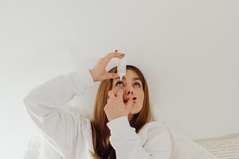 目薬をさす様子