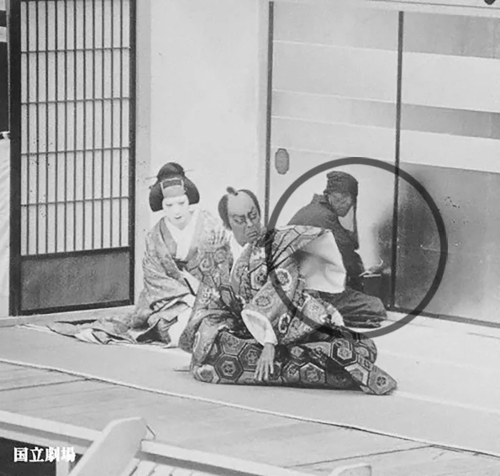 役者の後ろに控える黒衣