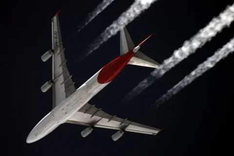 青空に伸びる飛行機雲
