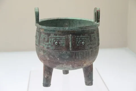 三本の脚がある殷代の青銅の鼎