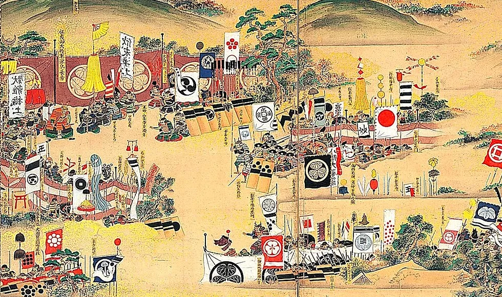 金色の地に、家紋を染めた幕を張りめぐらせた陣があり、白や赤の旗や幟が何本も高く掲げられ、その下に鎧姿の武者たちが集まっている屏風絵の一部